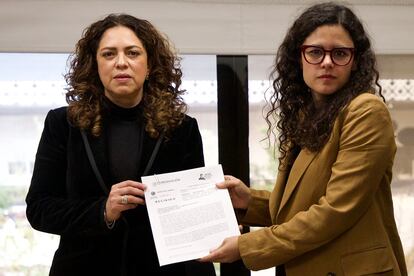 La secretaria de Gobernación, Luisa Marìa Alcalde (derecha), presenta la denuncia contra el juez Crescencio Contreras, este martes.