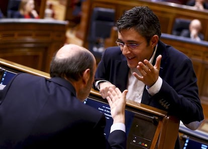 Eduardo Madina y Alfredo Pérez Rubalcaba en el Congreso de los Diputados en 2014.