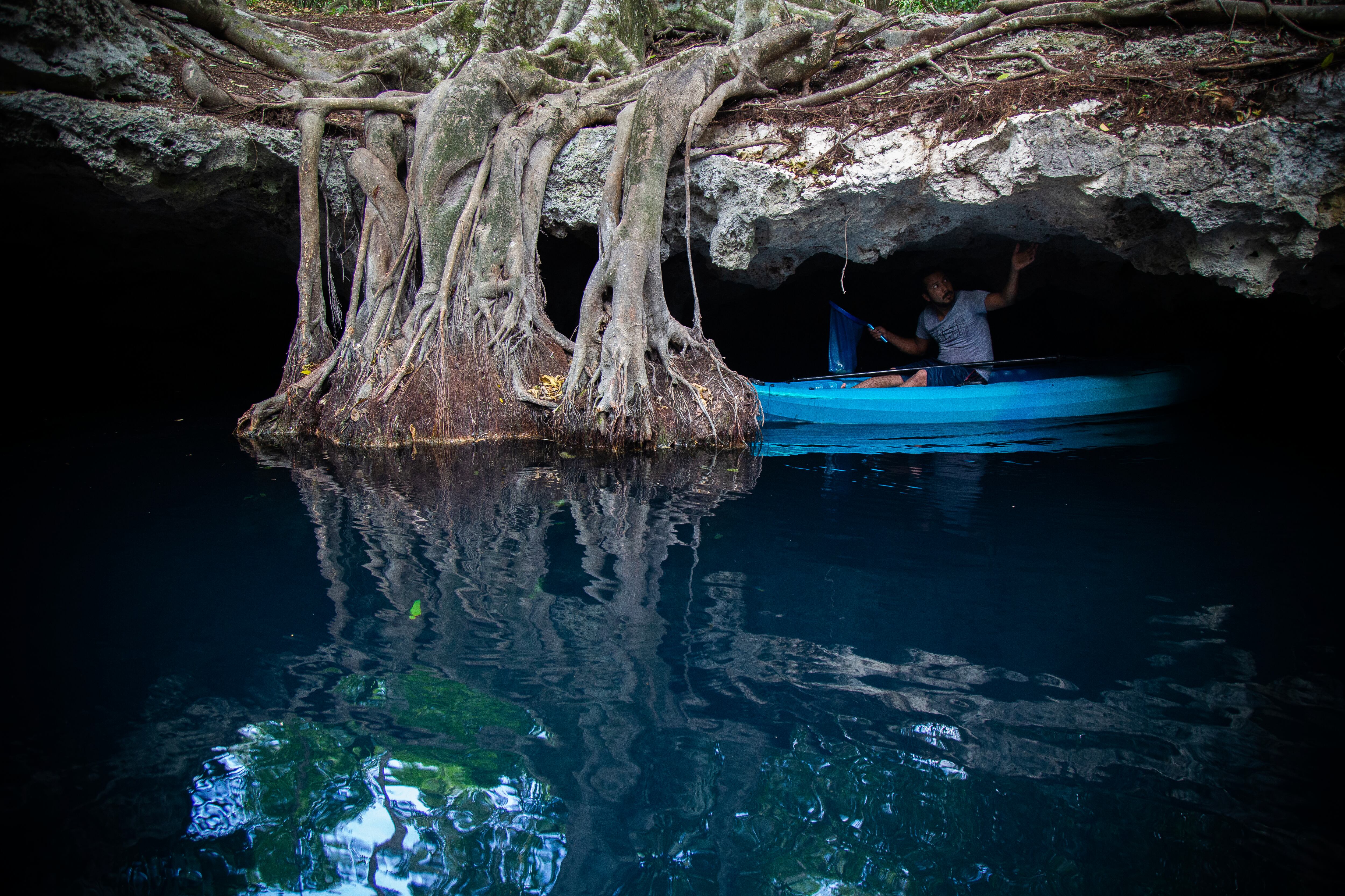 Un trabajador del ejido Leona Vicario, limpia un cenote en Quintana Roo, el 11 de mayo de 2023.