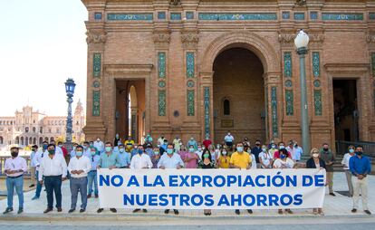 Ediles del PP protestan frente a la Delegación del Gobierno en Sevilla el pasado 20 de agosto.