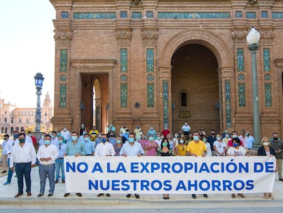 Ediles del PP protestan frente a la Delegación del Gobierno en Sevilla el pasado 20 de agosto.