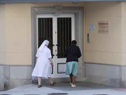 Entrada del Hogar Madre Encarnaci&oacute;n de Lugo.