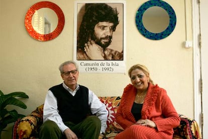 Jaime Chávarri, con Dolores Montoya, viuda de Camarón.