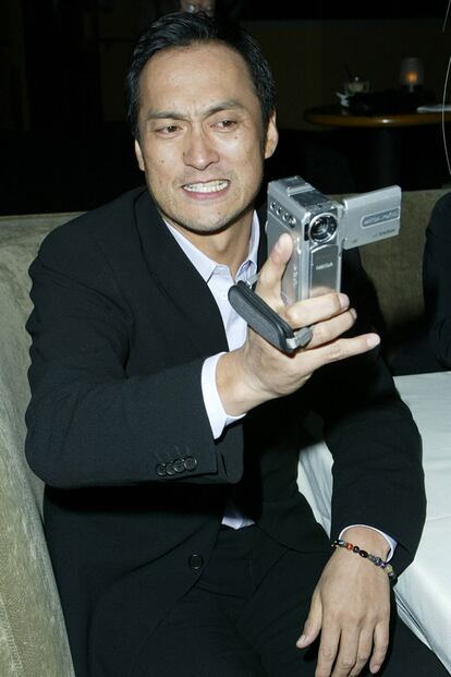 KEN WATANABE.
Ha cosechado un gran éxito por sus papeles en Origen (2010), Batman Begins (2005), Memorias de una geisha (2005) y El último samurái (2003). Y, pese a todo, en 2015 muchos críticos todavía destacaron su bajo nivel de inglés cuando protagonizó una obra en Broadway. La verdad es que Watanabe no se puso en serio con el idioma hasta que fue seleccionado en 2003 para participar en la película protagonizada por Tom Cruise y, según los expertos, todavía le queda mucho por aprender.