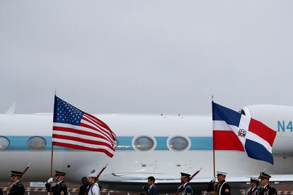 Guardia de honor en el aeropuerto de Los Ángeles para recibir al presidente de República Dominicana, Luis Abinader, este martes, antes de su participación en la Cumbre.