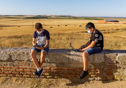 Daniel Heras (d) y su amigo Adrián buscan cobertura en Ventosa de la Cuesta (Valladolid).