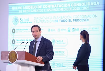 Eduardo Clark habla sobre los nuevos modelos de compra de medicamentos en una conferencia matutina de octubre pasado, en Ciudad de México.