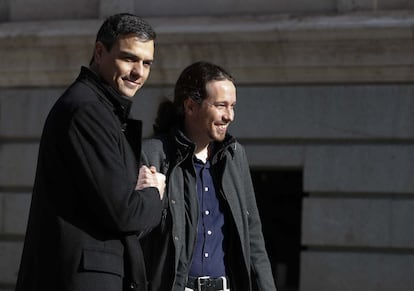 Un gesto entre Pedro S&aacute;nchez y Pablo Iglesias antes de su reuni&oacute;n del 30 de marzo de 2016.