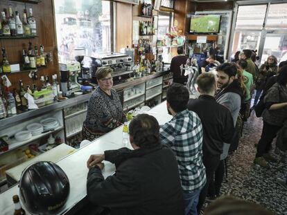 Bar El Palentino, calle del Pez 8 de Madrid. en el último día en que abrió el negocio.