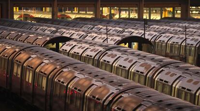 Los trenes subterráneos de Piccadilly Line están estacionados en un depósito en la estación Boston Manor, en Londres, por una huelga en el servicio de 48 horas que comenzó este miércoles.