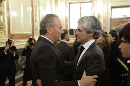 Adolfo Suárez Illana (d) saludando al presidente de la Generalitat valenciana, Alberto Fabra, en la capilla ardiente de su padre, el expresidente del Gobierno Adolfo Suárez, que se encuentra instalada en el Salón de Pasos Perdidos del Congreso.