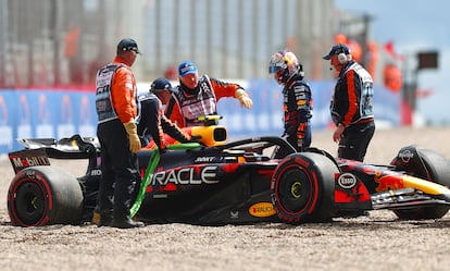 El auto de Checo Pérez tras salirse de la pista en el sábado de clasificación el Silverstone.