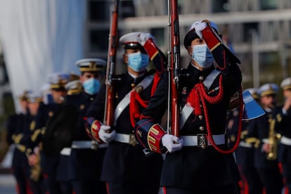 Desfile militar durante el izado solemne de la bandera de España con motivo del Día de la Constitución. Un acto al que han acudido el jefe del Estado Mayor de la Defensa (Jemad), Miguel Villarroya, y representantes del PSOE, PP, Podemos, Vox, Cs y UPN.