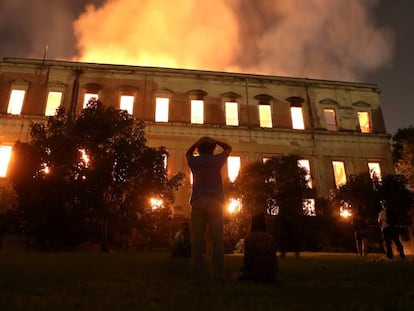 Pessoas observam como as chamas destroem o Museu Nacional.
