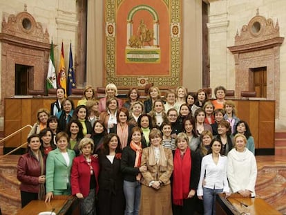 Diputadas andaluzas de la actual legislatura, en el salón de plenos del Parlamento en febrero de 2005.