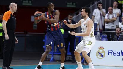 Llull intenta frenar a Christon en un Madrid-Baskonia.