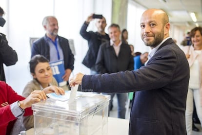 The candidate of Marea to the presidency of the Xunta, Luis Villares, introduces his vote in the urn into the 2016 Galician elections.