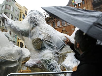 Los ninots' desplegados en las calles de Valencia, enfundados en plástico para protegerlos de la lluvia.