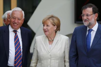 García-Margallo junto a Angela Merkel y Mariano Rajoy en Berlín.