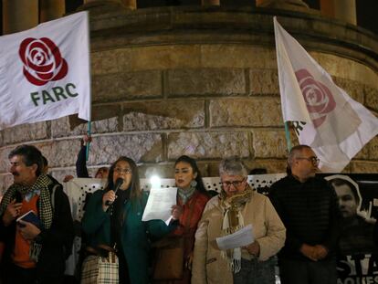 Ciudadanos colombianos hacen una vigilia por exguerrilleros de las FARC asesinados tras el acuerdo de paz con el Gobierno, el 25 de febrero en Bogotá.