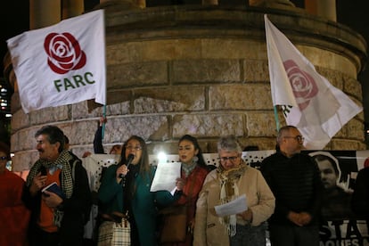 Ciudadanos colombianos hacen una vigilia por exguerrilleros de las FARC asesinados tras el acuerdo de paz con el Gobierno, el 25 de febrero en Bogotá.