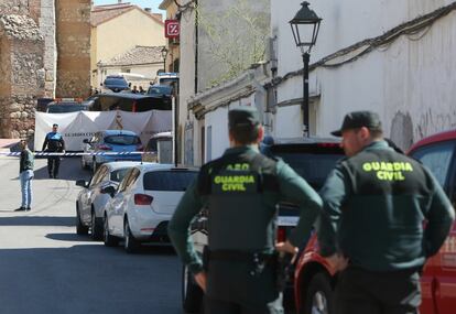 Miembros de la Guardia Civil y servicios funerarios en la casa de Loeches, Madrid, donde un hombre ha asesinado a su mujer y posteriormente se ha suicidado.