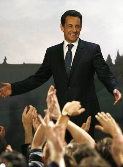 Nicolas Sarkozy celebra su victoria y pase a la segunda vuelta con sus seguidores.