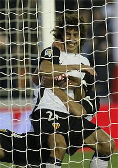 Aimar es abrazado por un compañero tras marcar un gol.