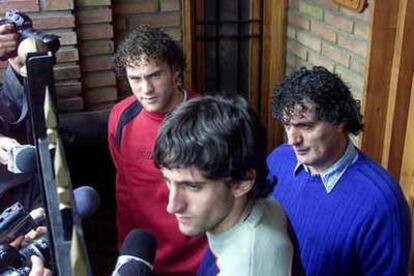 Diego Milito (en primer plano), con su hermano y su padre, hace tres años cuando el último fue liberado de un secuestro.