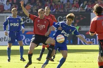 Puñal y Paunovic luchan por el control del balón.