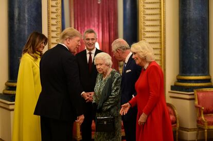 La reina de Inglaterra, el príncipe Carlos y su esposa, recibiendo al presidente de Estados Unidos, Donald Trump, y su esposa Melania, durante su visita al Palacio de Buckingham. 