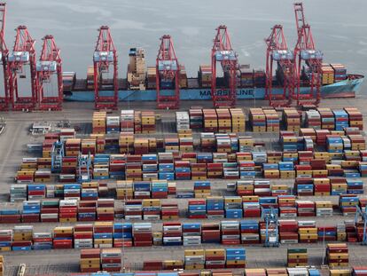 Descarga de contenedores en el complejo del puerto estadounidense de Long Beach, el pasado octubre.