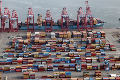 Contenedores en una terminal del puerto de Los Ángeles-Long Beach, en abril.