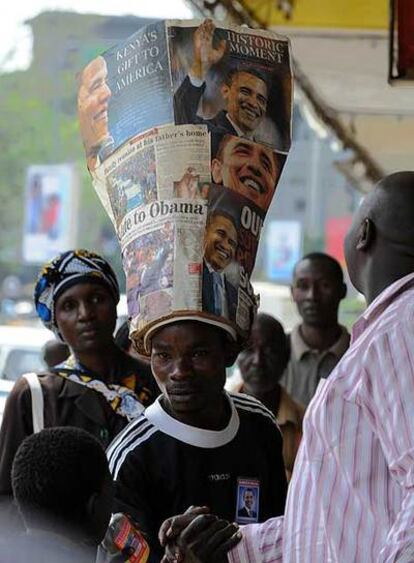 Un keniano se pasea con un sombrero hecho con periódicos que informan de la victoria de Obama.