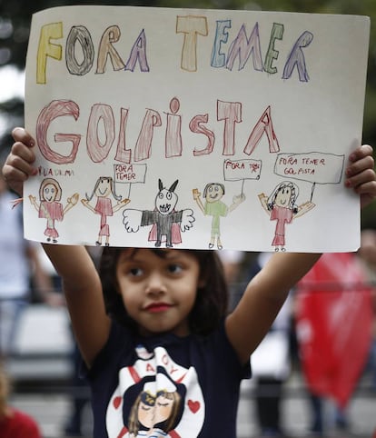 Criança segura cartaz durante ato contra Michel Temer.