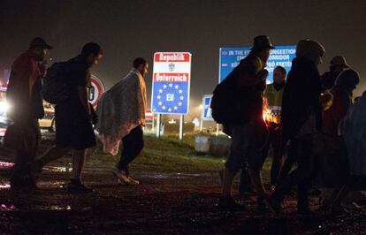 Refugiados llegan a pie a Nickelsdorf, en la frontera entre Austria y Hungría.