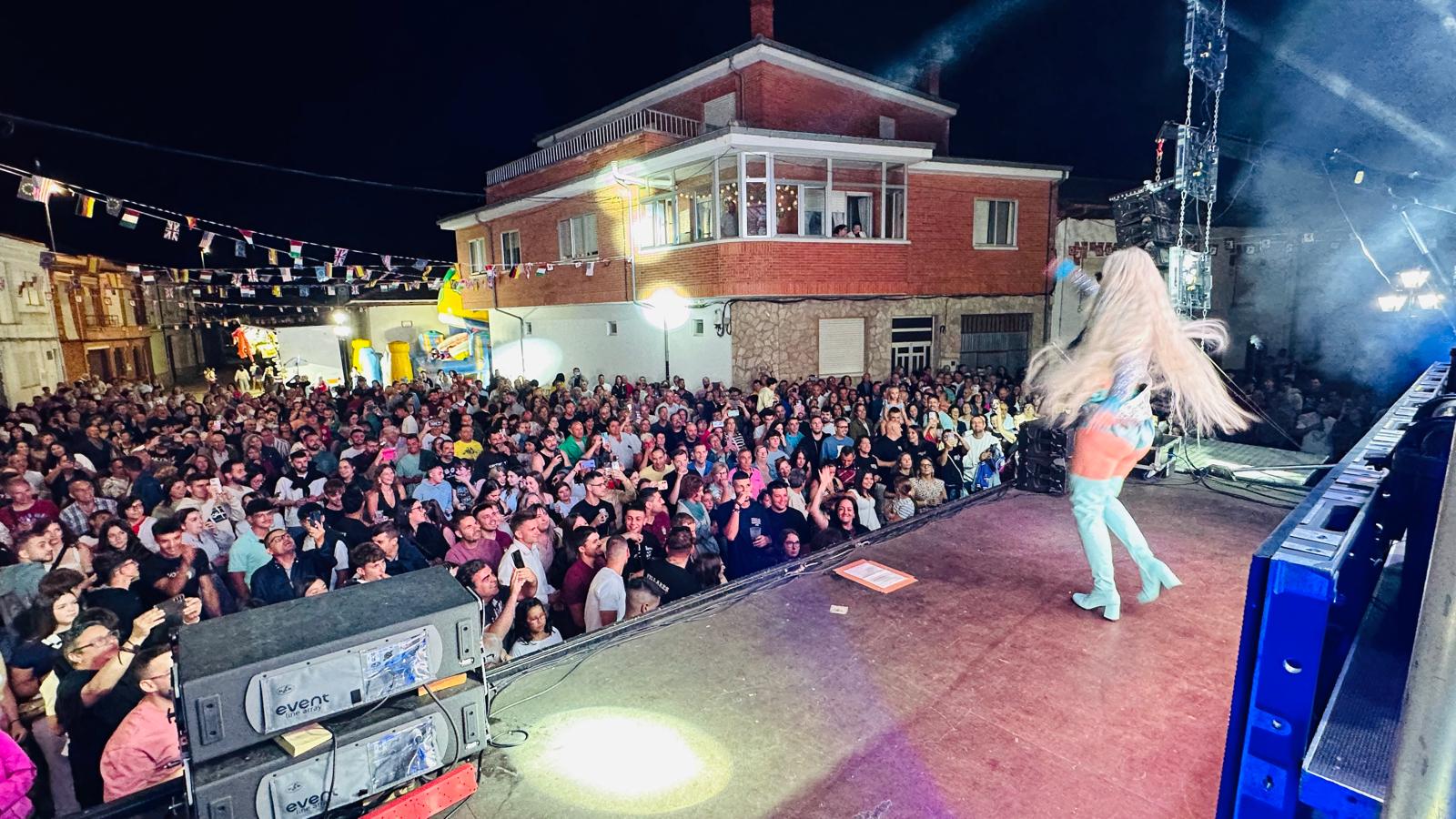 Leticia Sabater en las fiestas de Villares de Orbigo, en León. Una imagen cedida por Hugo Espectáculos.