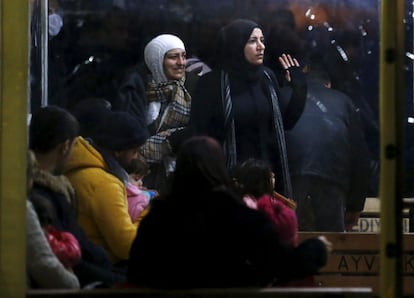 Refugiados sírios esperam ser registrados na Turquia após uma tentativa frustrada de ir para a ilha grega de Lesbos.