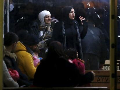 Refugiados sírios esperam ser registrados na Turquia após uma tentativa frustrada de ir para a ilha grega de Lesbos.