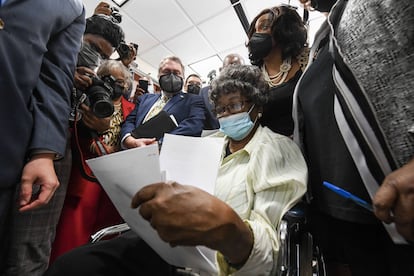 Claudette Colvin revisa unos documentos, el martes en el juzgado de Montgomery (Alabama).