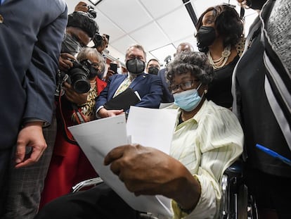 Claudette Colvin revisa unos documentos, el martes en el juzgado de Montgomery (Alabama).