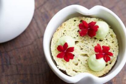 Caldo de 'babatxikis' (habichuelas) con 'foie', tosta de maíz y emulsión de cebollino.