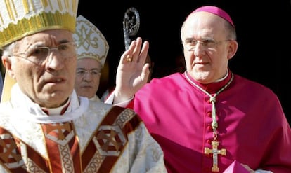 Carlos Osoro, right, with the Archbishop of Madrid Antonio Mar&iacute;a Rouco Varela.