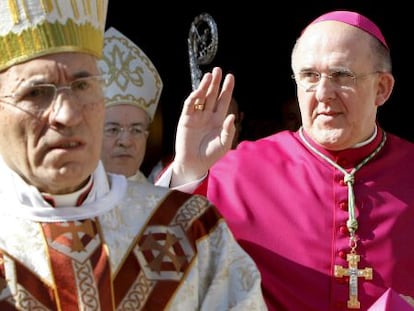 El cardenal arzobispo de la archidiócesis de Madrid, Carlos Osoro (a la derecha), junto con su antecesor, Antonio Rouco Varela (en primer plano), en una foto de archivo.