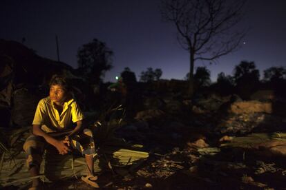 Parte de las personas que acuden al vertedero de Siem Reap son menores. Por la mañana acuden al colegio, mientras las tardes y las noches la dedican a buscar objetos que reciclar, y así conseguir un extra para la economía familiar.