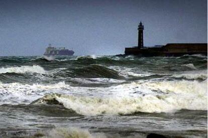 Una imagen del oleaje, en la tarde de ayer, mientras un barco enfilaba la bocana del puerto de Valencia.