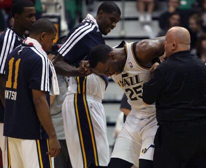 Al Jefferson, pívot de los Utah Jazz, es ayudado a abandonar la pista tras lesionarse en el partido contra Orlando.