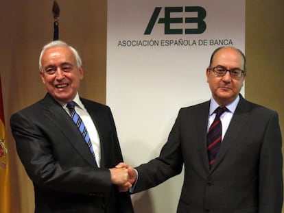 Miguel Mart&iacute;n Fern&aacute;ndez, presidente saliente de la Asociaci&oacute;n de la Banca, con su sucesor, Jos&eacute; Mar&iacute;a Roldan