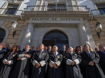 Magistrados y jueces de la Audiencia Provincial de Cádiz se manifiestan contra el acuerdo del PSOE y Junts, el pasado 14 de noviembre.
