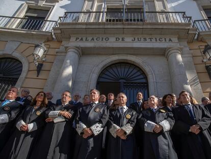 Magistrados y jueces de la Audiencia Provincial de Cádiz durante la concentración contra el acuerdo del PSOE y Junts, el 14 de noviembre de 2023.